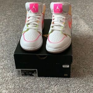 Preowned Jordan 1 Mid Edge Glow white/hyper crimson/pink blast size 6.5 Y